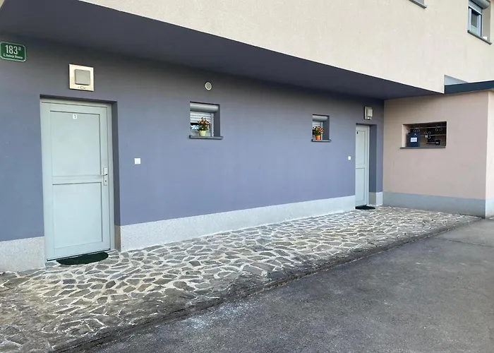 Cara\'S House